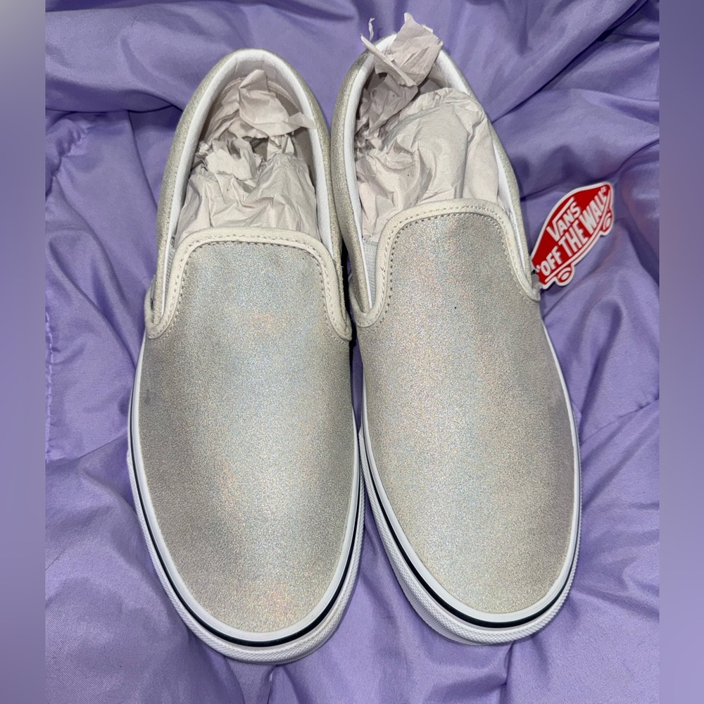 Size 10 in women’s and 8.5 in men’s! They’re beautiful in the sun!